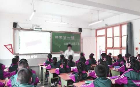 大一開學自我介紹簡單大方優(yōu)質(zhì)